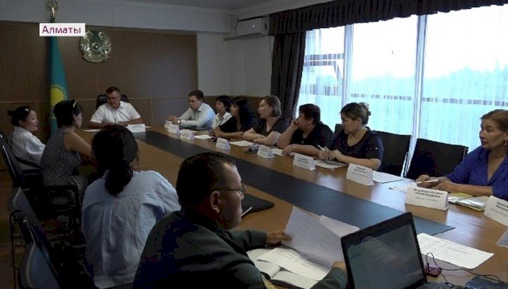 Әуезов ауданында жалғызбасты және көпбалалы аналар әкіммен кездесті