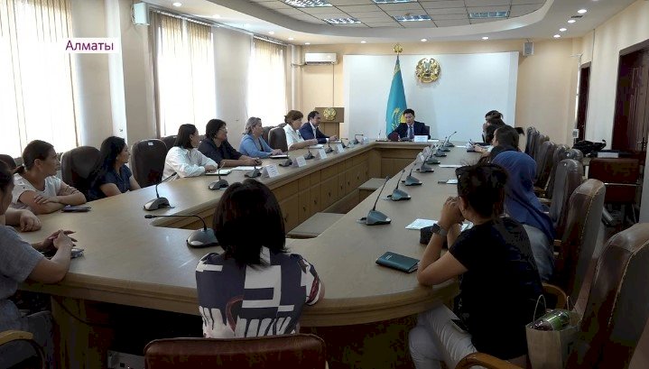 Алатау ауданында көпбалалы аналар әкіммен кездесті