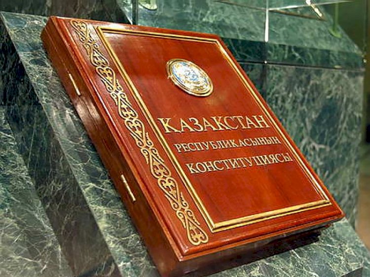 Ата заң ел азаматтарының тең құқығын қамтамасыз етеді