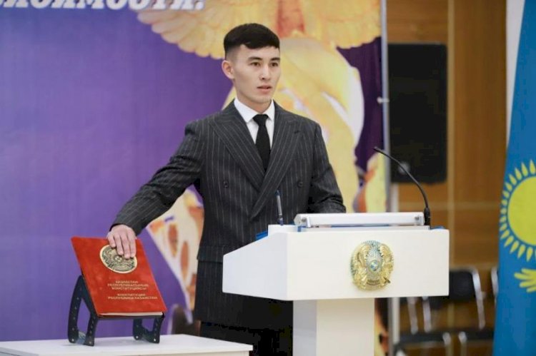 Мемлекеттік қызметшілер ел Конституциясы мен заңдарын сақтауға, адал әрі кәсіби қызмет етуге ант берді