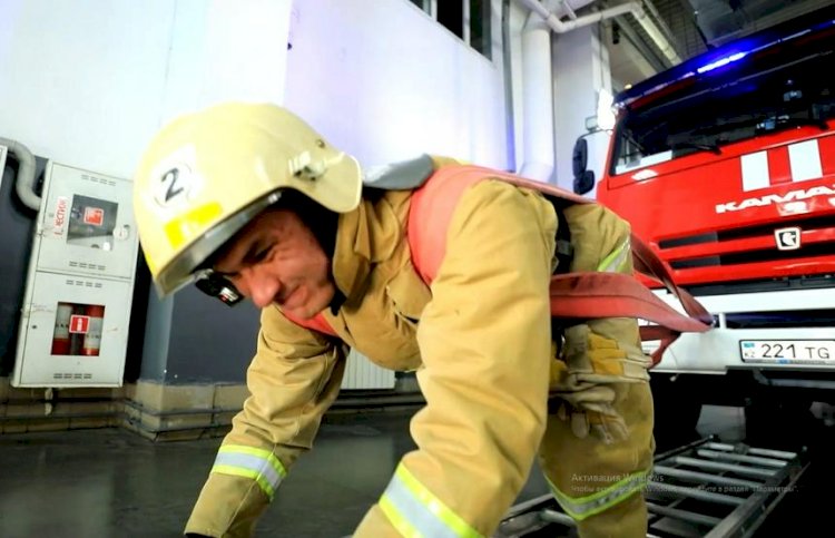 Алматылық өрт сөндіруші салмағы 15 тоннадан асатын машинаны сүйреді