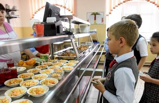 Ерболат Досаев мектеп оқушыларын тегін тамақтандыру мәселесіне қатысты пікір білдірді
