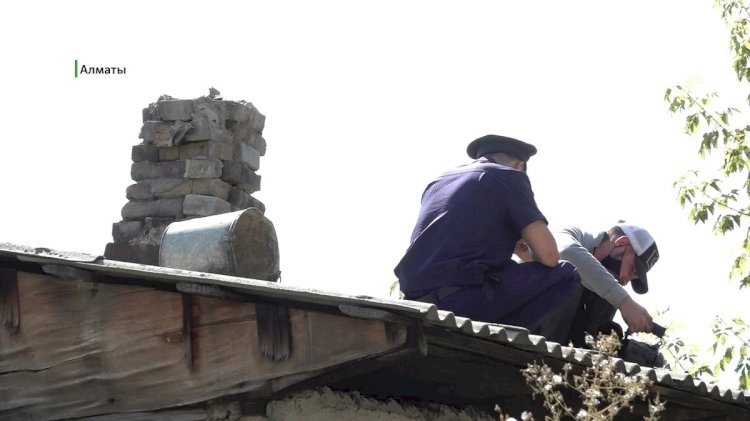 Мамандар Алматыдағы  әлеуметтік осал топтағы отбасына барып, мұржасын тазалап берді