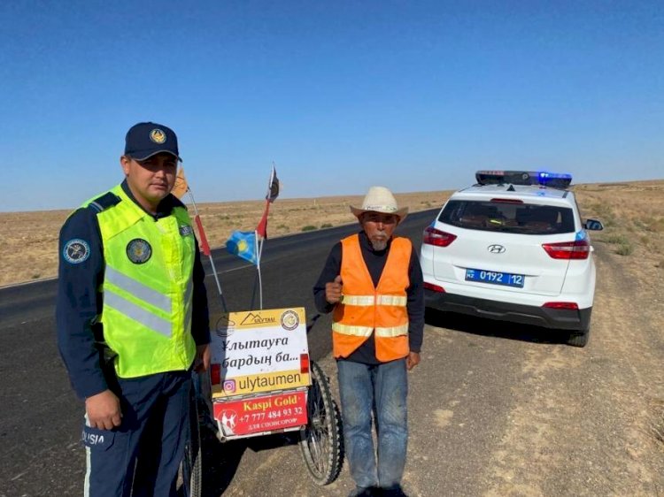72 жастағы саяхатшы Маңғыстау өңіріне жаяу жетті
