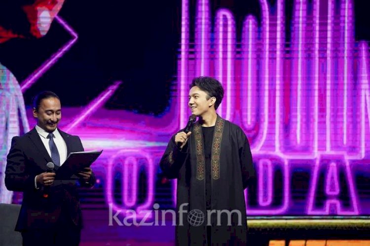 Димаш Құдайберген Алматыдағы концертінен кейін фанаттарымен кездесті