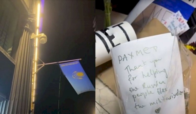 Ұлыбританиядағы орыстар Қазақстан елшілігі ғимаратына гүл қойып жатыр