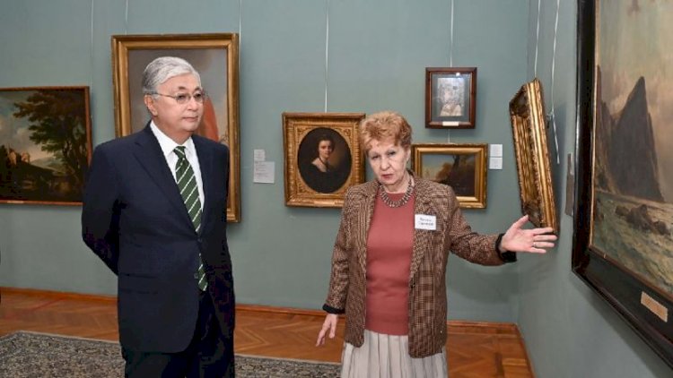 Тоқаев Семейдегі Невзоровтар атындағы бейнелеу өнері музейін аралады