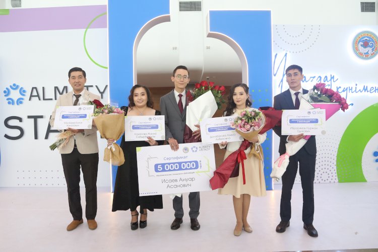 Алматы әкімі  «Алматы ұстазы»  байқауының жеңімпаздарын кәсіби мерекелерінде марапаттады