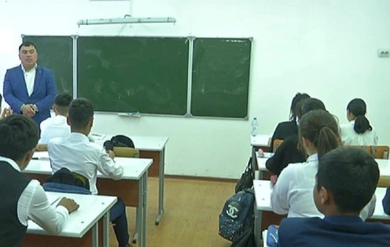 Алматы облысындағы оқушылар мектептегі орынға таласып оқып жатыр