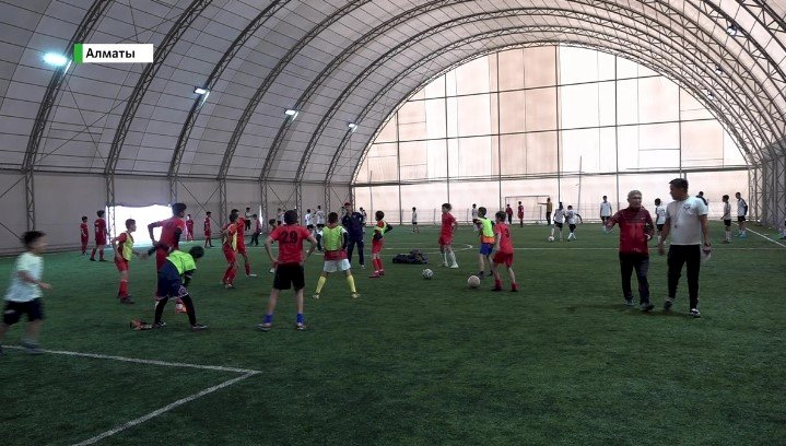 Алатау ауданында қос бірдей футбол алаңы қолданысқа берілді