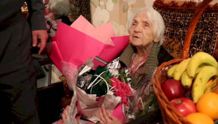 Алматыда соғыс ардагерін ғасырлық мерейтойымен құттықтады