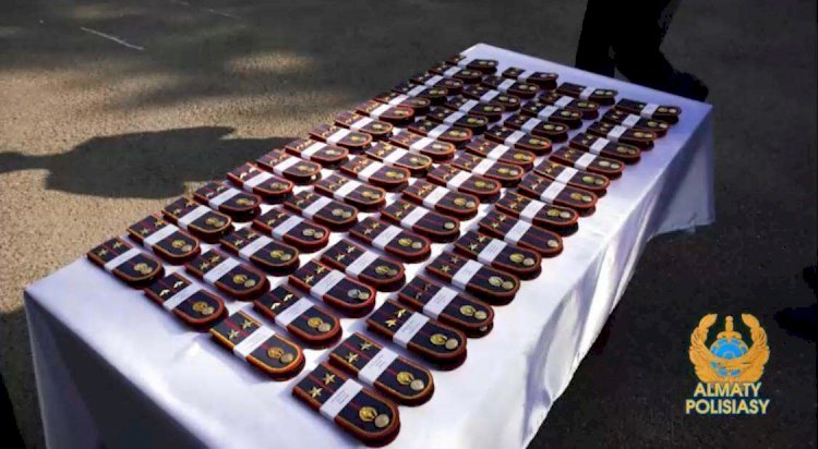 Алматының жас полицейлеріне алғашқы офицер погоны табысталды