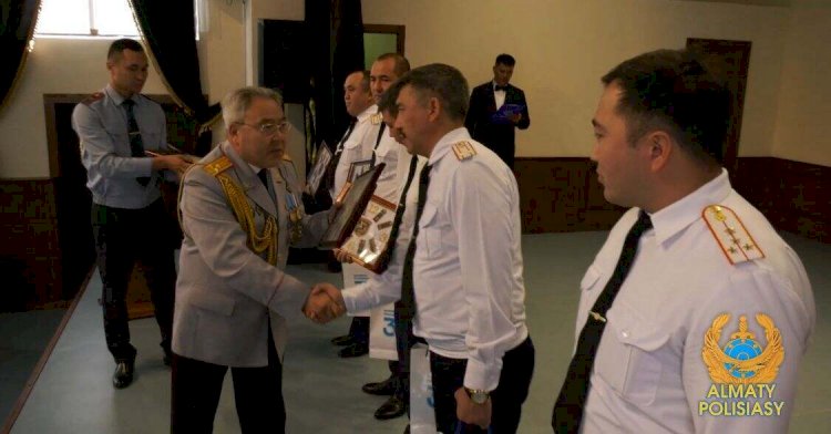 Алматыда ержүрек полицейлерге құрмет көрсетілді