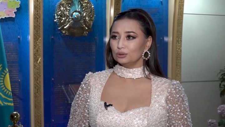 Мәдина Сәдуақасова Республика күніне арнап ән жазып жатыр