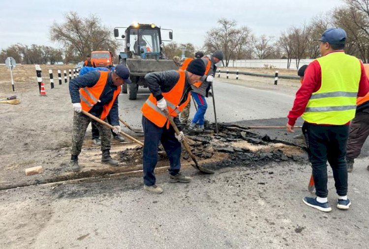 Үштөбе қаласында жол жөндеушілер темір жол рельсін асфальттап тастаған