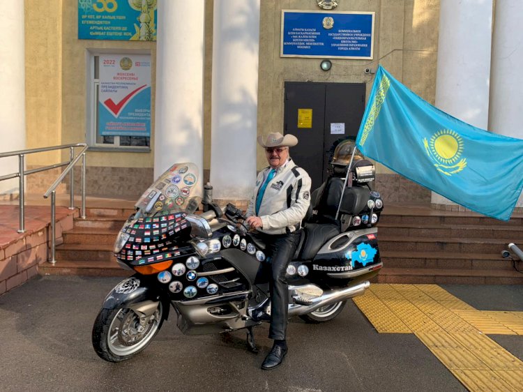 Әлемді шарлаған байкер Дмитрий Петрухин сайлауға мотоциклмен келді