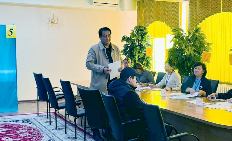 Актер Асылбек Боранбай Алматыда дауыс берді