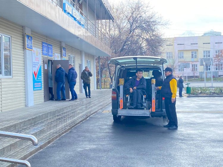 Алматыда сайлау күні мүмкіндігі шектеулі жандар үшін инватакси ұйымдастырылды