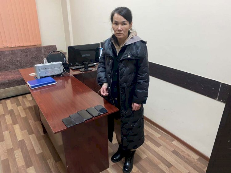 Алматыда бес бірдей телефонды қалтасына басқан ұры әйел ұсталды
