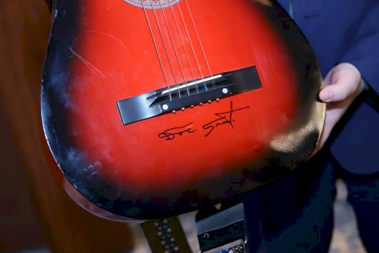 "Дос-Мұқасан" ансамблінің гитарасы аукционда сатылды