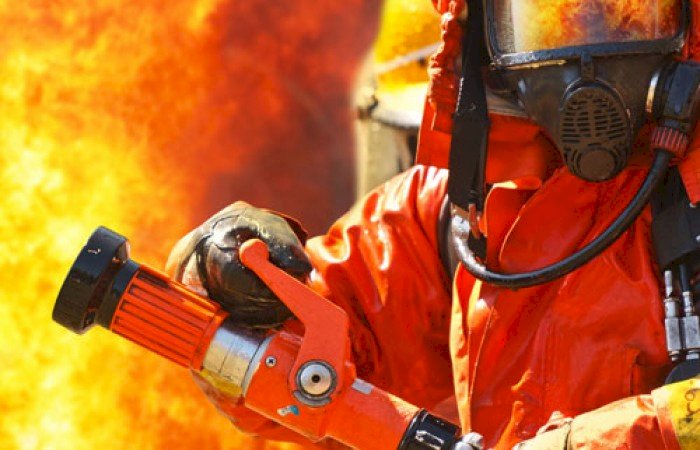 Жанып жатқан үйден бір үйдің отбасы құтқарылды