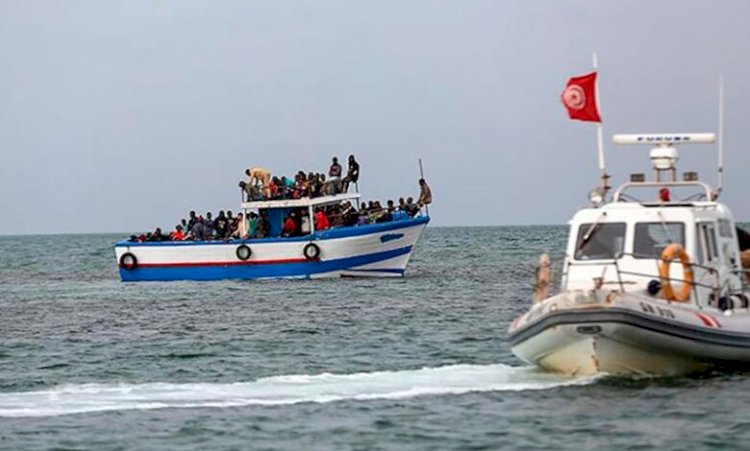 Италия заңсыз мигранттар мінген екі кемені қабылдады