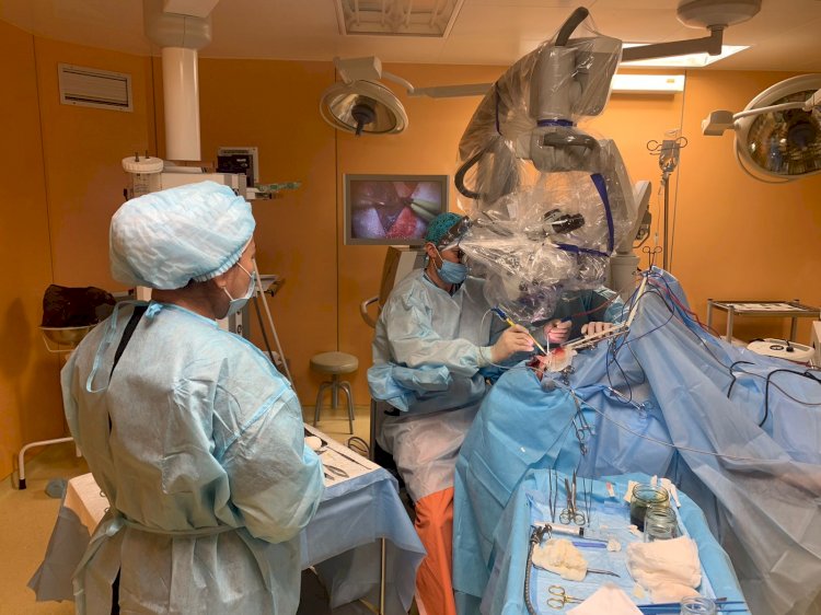 ҚЖШККА нейрохирург мамандары ми тамырларына бірегей ота жасады