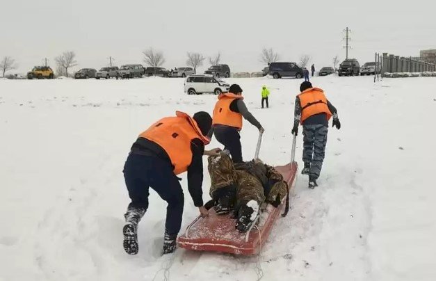 Құтқарушылар Қапшағайда қалған балықшыны жағалауға жеткізді