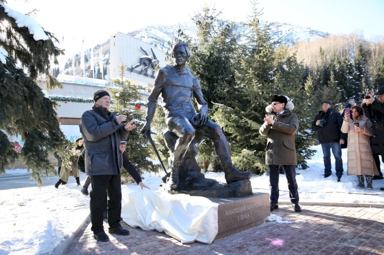 Медеуде Анатолий Букреевтің мүсіні орнатылды