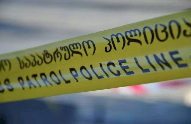 Грузияда ер адам үйінің балконынан автоматтан оқ жаудырып, 5 адамды өлтірді