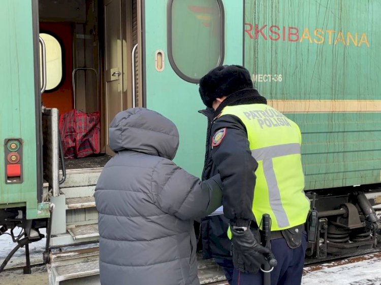 Араққа тойып алған екі жолаушы әйел пойыздан түсіріліп, айыппұл арқалады