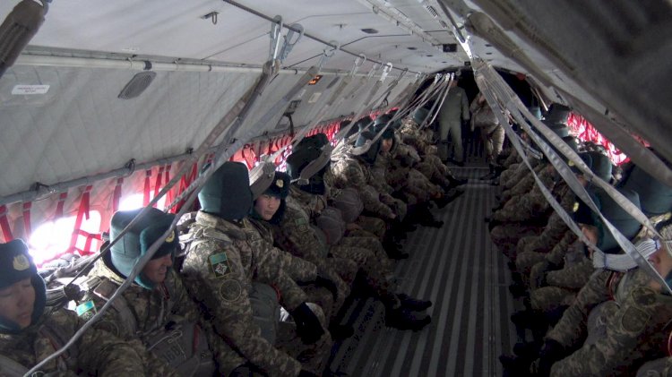 Десантшылар көкте парашютпен секірді