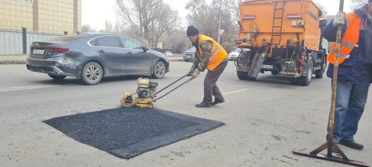 Жол жөндеу жұмыстары қаланың барлық ауданында жүріп жатыр