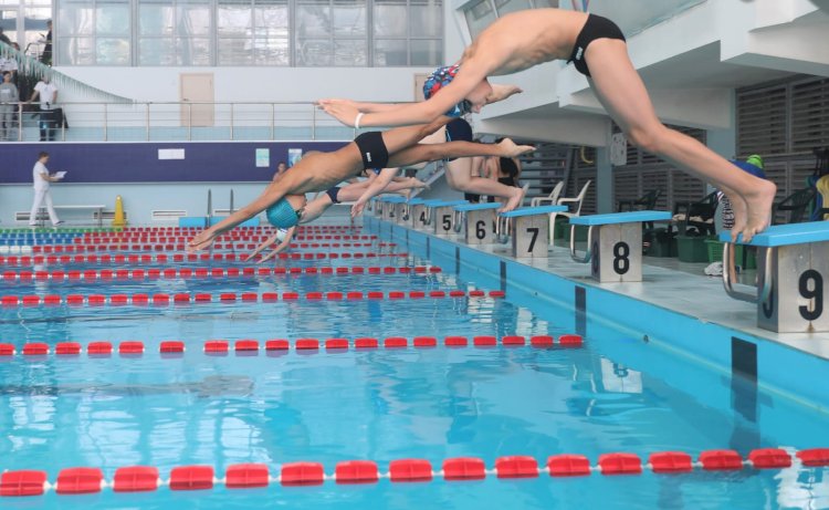 Алматыда жүзуден жарыс өтуде