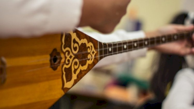 Домбыраның қоңыр үні бір сәтте күмбірлейді