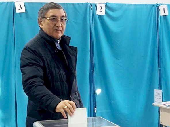 Қоғам қайраткері Кенжехан Матыжанов Алматыда дауыс берді