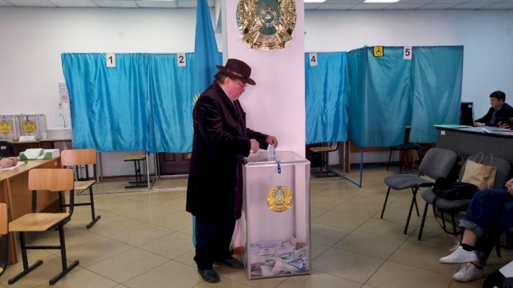 Қазақстан Жазушылар одағының төрағасы Ұлықбек Есдәулет дауыс берді