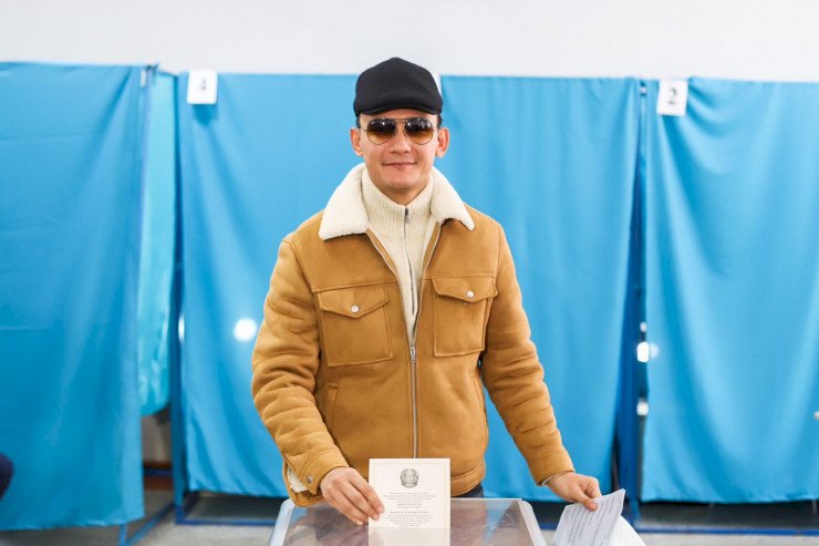 Әнші Әли Оқапов дауыс берді