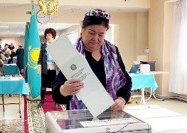 Алматыда азаматтар ұлттық киіммен сайлауға келді