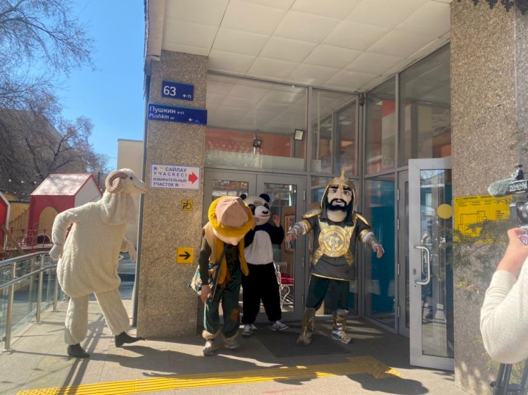 Алматыда сайлаушыларды ертегі әлемінің кейіпкерлері қарсы алды