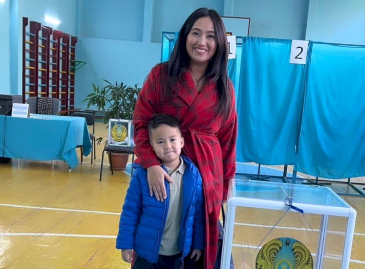 Алматыда әнші Динара Қырықбаева дауыс берді