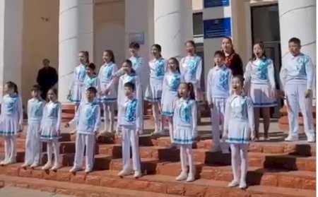 Сайлаушыларды концертпен қарсы алды