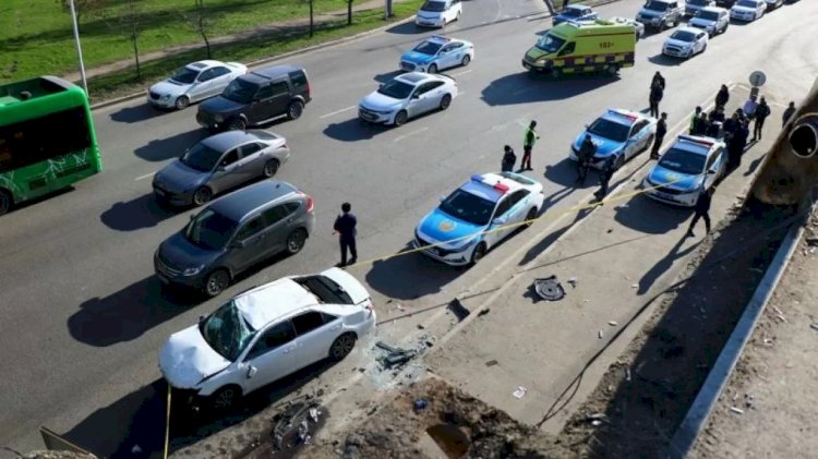 Алматыда көлік көпірден құлап кетті