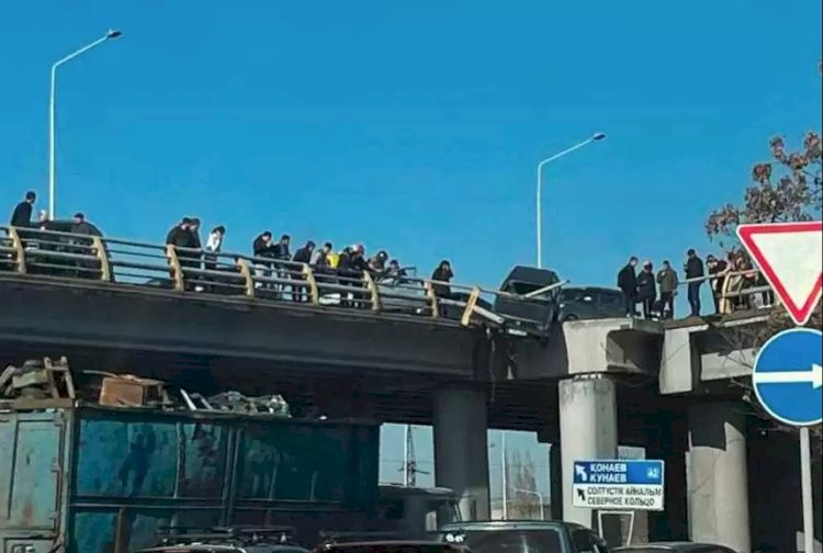 Алматыда көпірден құлаған көлікте болғандардың жағдайы ауыр