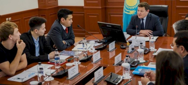 Шетелдегі беделді турнирде алтын медаль жеңіп алған  брейкдансерді Асхат Оралов құттықтады