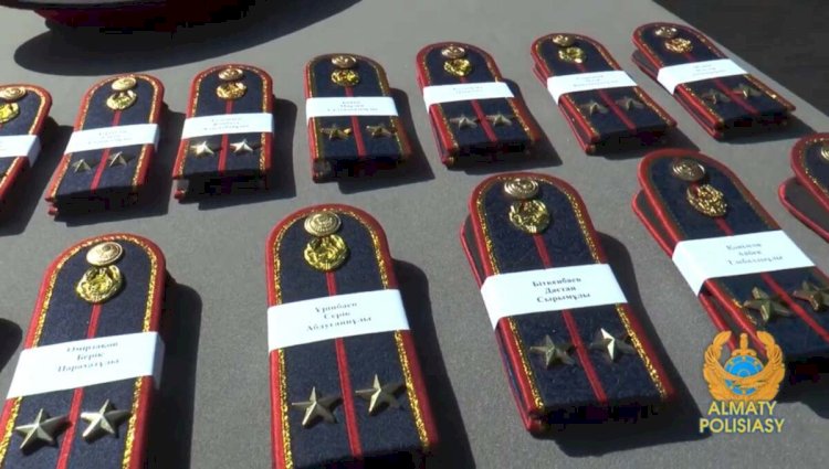 Алматының жас полицейлеріне алғашқы офицер шені табысталды