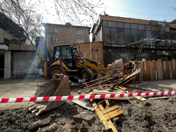 Алматының орталығындағы кафенің жазғы террасасы сот шешімі бойынша бұзылады