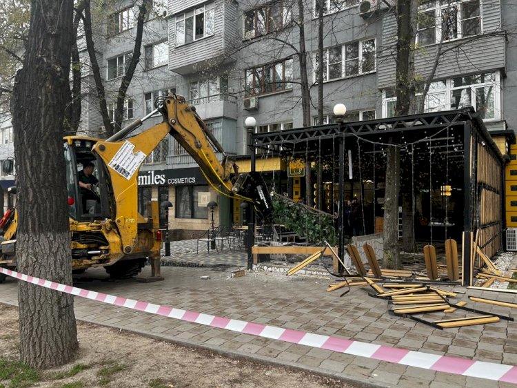 Алматыда заңсыз салынған кезекті жазғы кафе сүріледі