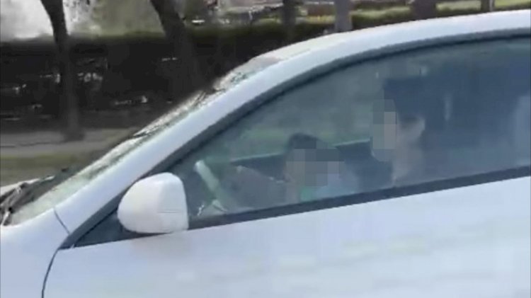 Алматыда баласын алдына алып көлік тізгіндеген әйел видеоға түсіп қалды