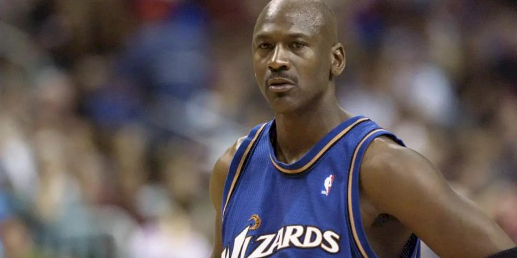 Атақты баскетболшының спорттық аяқ киімі рекордтық бағаға сатылды